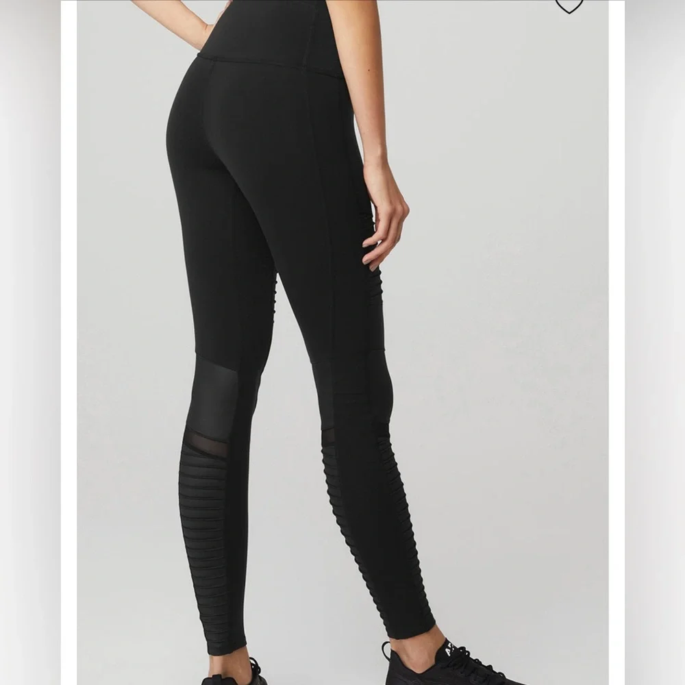 Alo 7/8 High Waist Moto Leggings & Peak Sports Bra Set - Picture 6 of 11